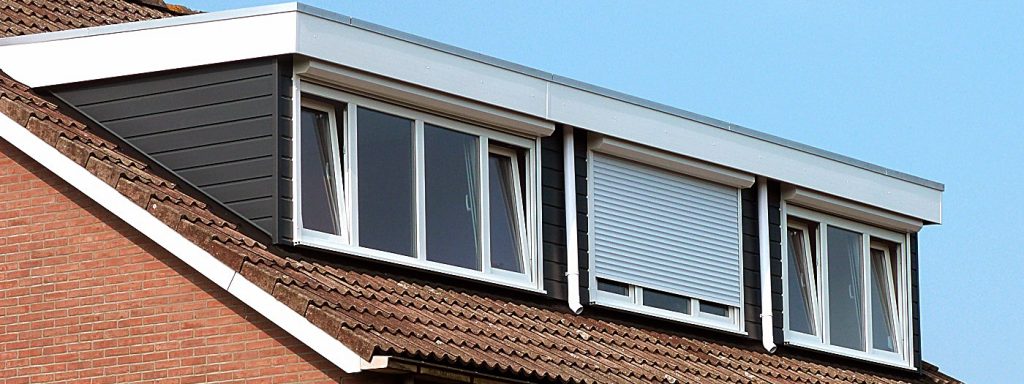 Ons team Specialist werkt aan dakkapel aftimmeren kosten berekening voor binnen- en buitenafwerking
