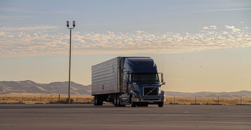 Ons team Vrachtwagen klaar voor transport naar Engeland met alle douanedocumenten geregeld door Systematic