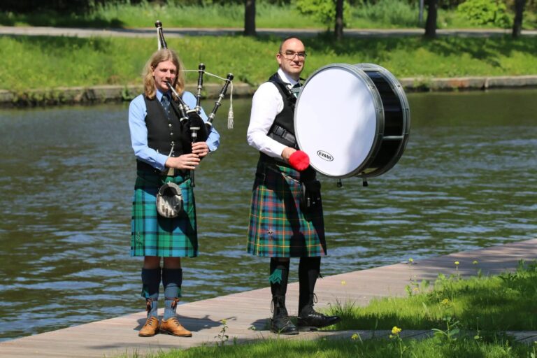 Doedelzakspeler Gilian Hettinga in MacKay-tartan kilt tijdens een live optreden voor een evenement